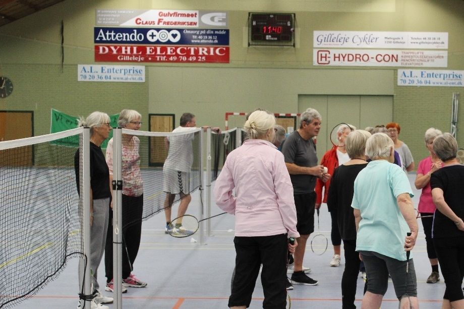 I november 2017 havde vi besøg af en rigtig badminton træner som underviste i spillets muligheder.