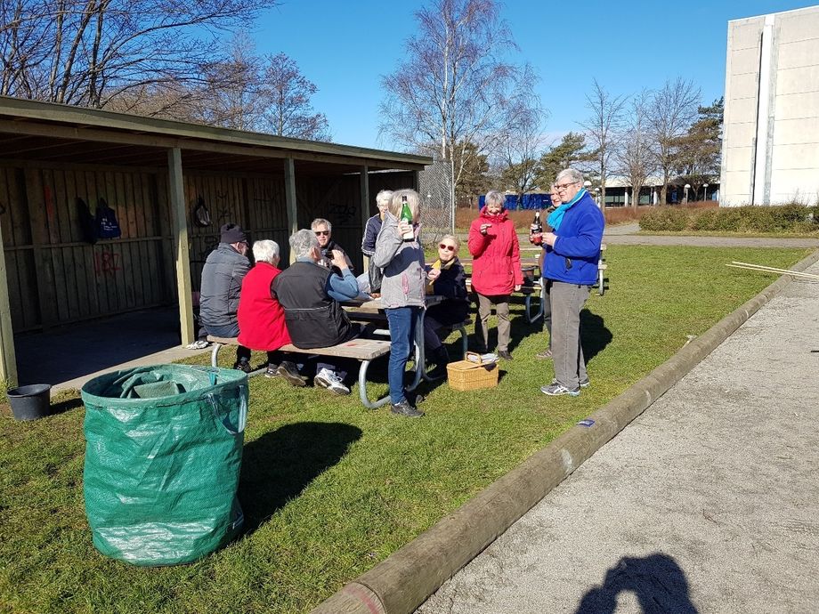 Petanque banerne fik en ordentlig forårsrengøring. 
Det kræver en pause ind imellem