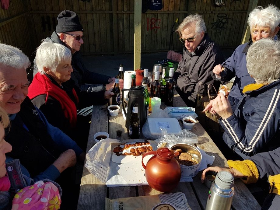 Skie' koldt var det.
Så der var kaffe og kage og en lille én til næsen.